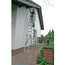 Мъж боядисва покривния ръб с алуминиева стълба KRAUSE Dubilo 2x12 на външна стена.