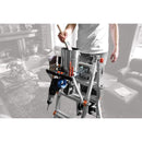 Поставка за инструменти Little Giant Project Tray с кутия боя и инструменти, закрепена на стълба.