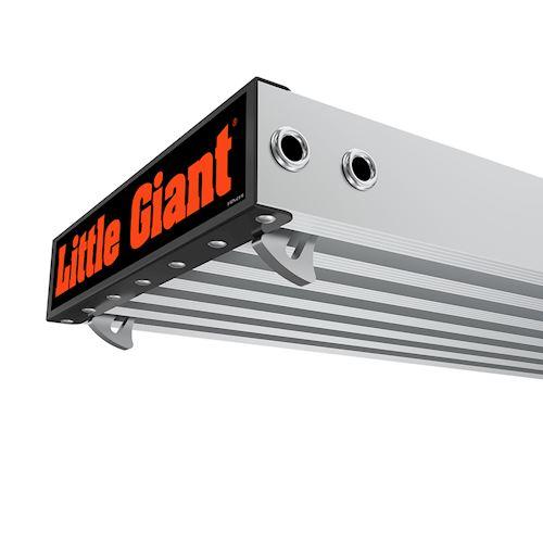 Детайл на телескопичната дъска Little Giant® с логото и системата за закрепване