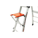 Регулируема работна платформа Little Giant, удобна и стабилна за стълба с оранжева повърхност.