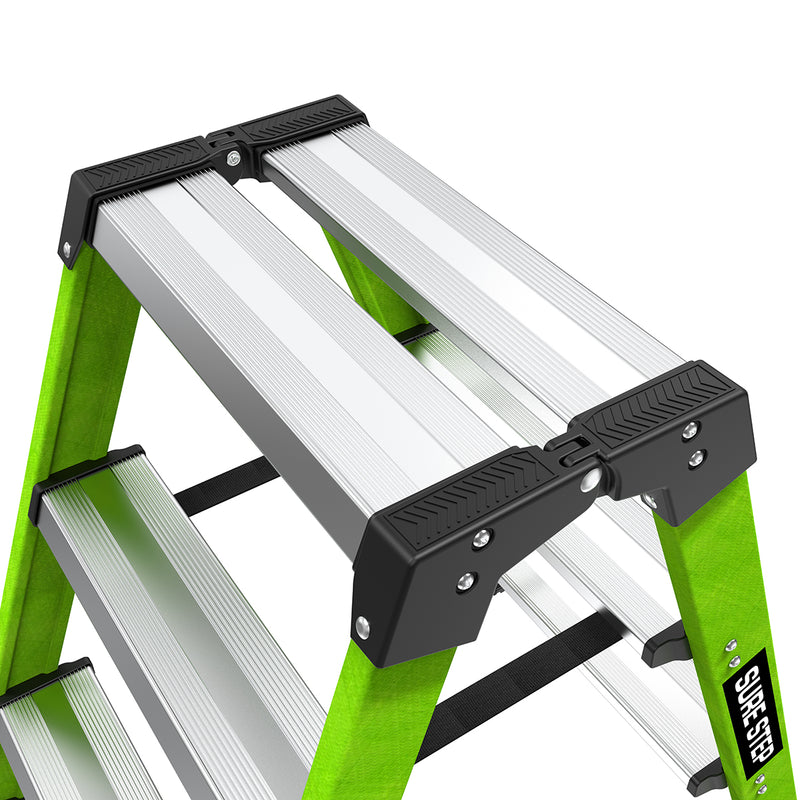 Детайл от двустранна стълба от фибростъкло Little Giant Sure Step™, с алуминиеви стъпала и здрава конструкция.