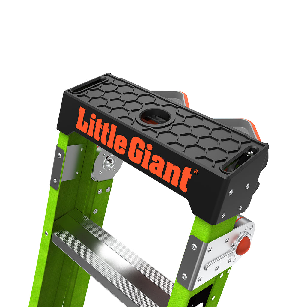 Върхът на двураменна стълба от фибростъкло Little Giant с черна основа и лого.