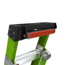 Върхът на двураменна стълба от фибростъкло KING KOMBO с черно и червено покритие, осигуряваща стабилност.