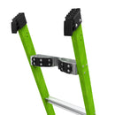 Детайл на двураменна стълба от фибростъкло с V-образни опори и иновативни елементи за стабилност.