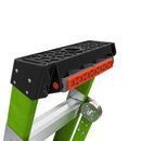 Върхът на двураменна стълба от фибростъкло King Kombo с черна и червена защита и стабилна конструкция.