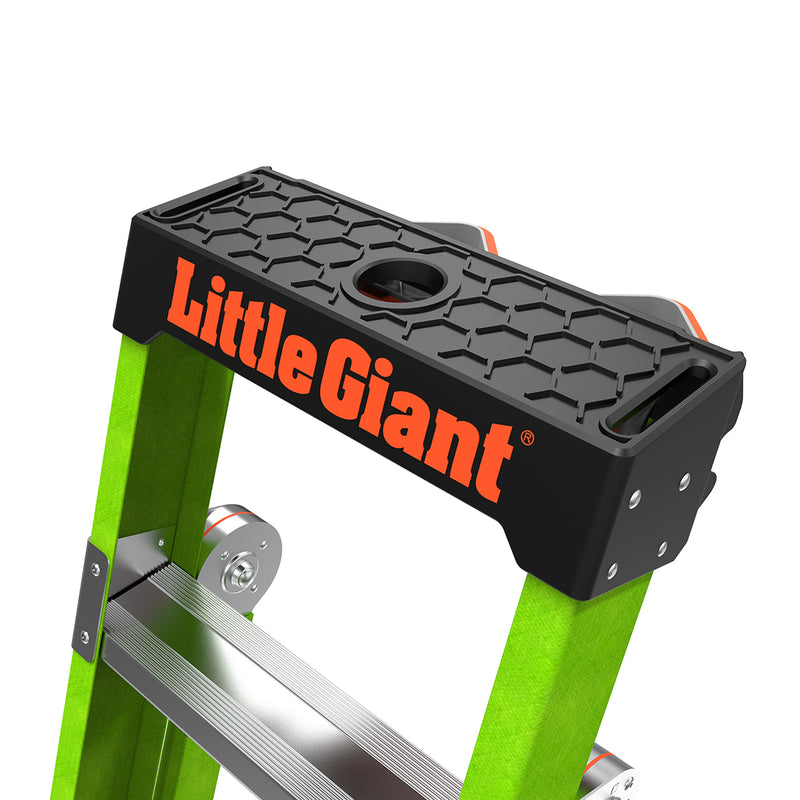 Връх на стълба Little Giant с маркирано лого, подходяща за различни строителни приложения и максимално удобство.