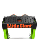 Върхът на двураменна стълба Little Giant с лого, проектиран за лесен достъп и стабилност.