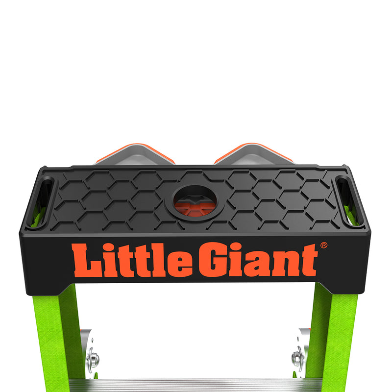 Върхът на двураменна стълба Little Giant с лого, проектиран за лесен достъп и стабилност.