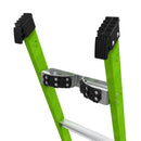 Детайл на двураменна стълба от фибростъкло KING KOMBO с V-образна опорна система и противохлъзгащи елементи.