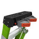 Детайли на горната платформа на двураменна стълба KING KOMBO с отделения за инструменти и здрава конструкция.