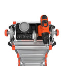 Мултифункционална поставка за инструменти с магнитна повърхност и слотове за организиране на инструменти и боя.