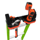 Аксесоар Quad Pod™ за стълби Little Giant® с инструменти за удобно използване и защита на повърхности.