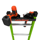 Аксесоар Little Giant Quad Pod™ за стълби King Kombo™, показващ инструменти и закачалки.