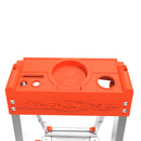 Върхът на стълбата Little Giant Select Step с платформа Air Deck, в оранжев цвят, с различни отделения.