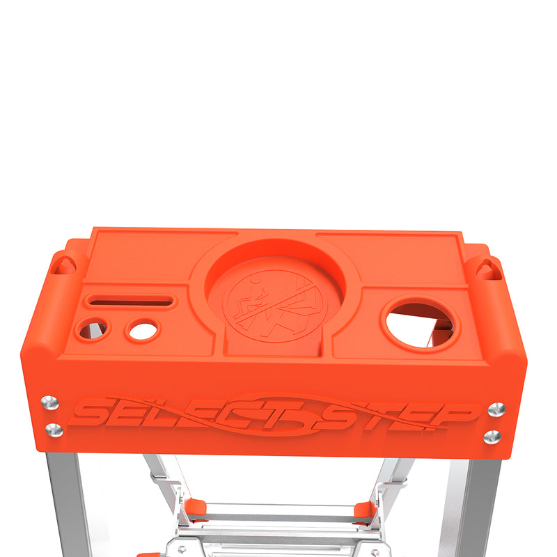 Върхът на стълбата Little Giant Select Step с платформа Air Deck, в оранжев цвят, с различни отделения.