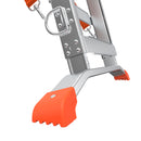 Близък план на основата на двустранна телескопична стълба Little Giant Select Step с оранжеви гумени крака за стабилност.