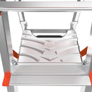 Платформа на двустранна телескопична стълба Little Giant Select Step с противохлъзгаща повърхност за безопасност.