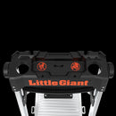 Горна част на алуминиева стълба Little Giant Xtra-Lite Plus с поставка за инструменти и марка.