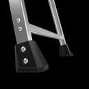 Детайл от алуминиева стълба с платформа Little Giant XTRA-LITE PLUS, показващ основата и краката.