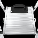 Широка платформа на алуминиева стълба Little Giant Xtra-Lite Plus с дръжка за безопасност и удобство.