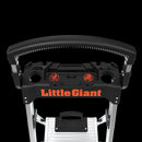 Дръжка на алуминиева стълба Little Giant Xtra-Lite Plus с поставка за инструменти и удобен захват.