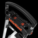 Детайл на дръжката и плочата за инструменти на алуминиева стълба Little Giant Xtra-Lite Plus с товароносимост 150 кг.