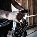 Детайл на ръка, която държи ръкохватка на алуминиева стълба Little Giant Xtra-Lite Plus.