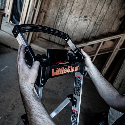 Детайл на алуминиева стълба Little Giant Xtra-Lite Plus с ръкохватка и поставка за инструменти.