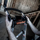 Детайл на алуминиева стълба Little Giant Xtra-Lite Plus с ръкохватка и поставка за инструменти.