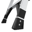 Детайл от основата на алуминиева стълба Little Giant® Xtra-Lite Plus с устойчиви крака и стабилна конструкция.