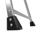 Долна част на алуминиева стълба с безопасни гумени крачета и здрава конструкция.