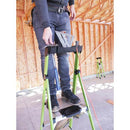 Работник стъпил на стълба Little Giant MightyLite™, изработена от фибростъкло, в строителна среда.