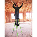 Мъж работи на стълба с платформа от фибростъкло Little Giant MightyLite в строителен обект.