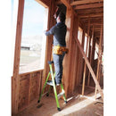 Работник на стълба с платформа Little Giant MightyLite™ докато боядисва в строителен обект.