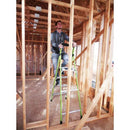 Човек стои на стълба от фибростъкло Little Giant MightyLite™ в строителен обект.