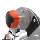 Детайл на метален механизъм с червено и черно копче, част от инструмент за прецизна работа.