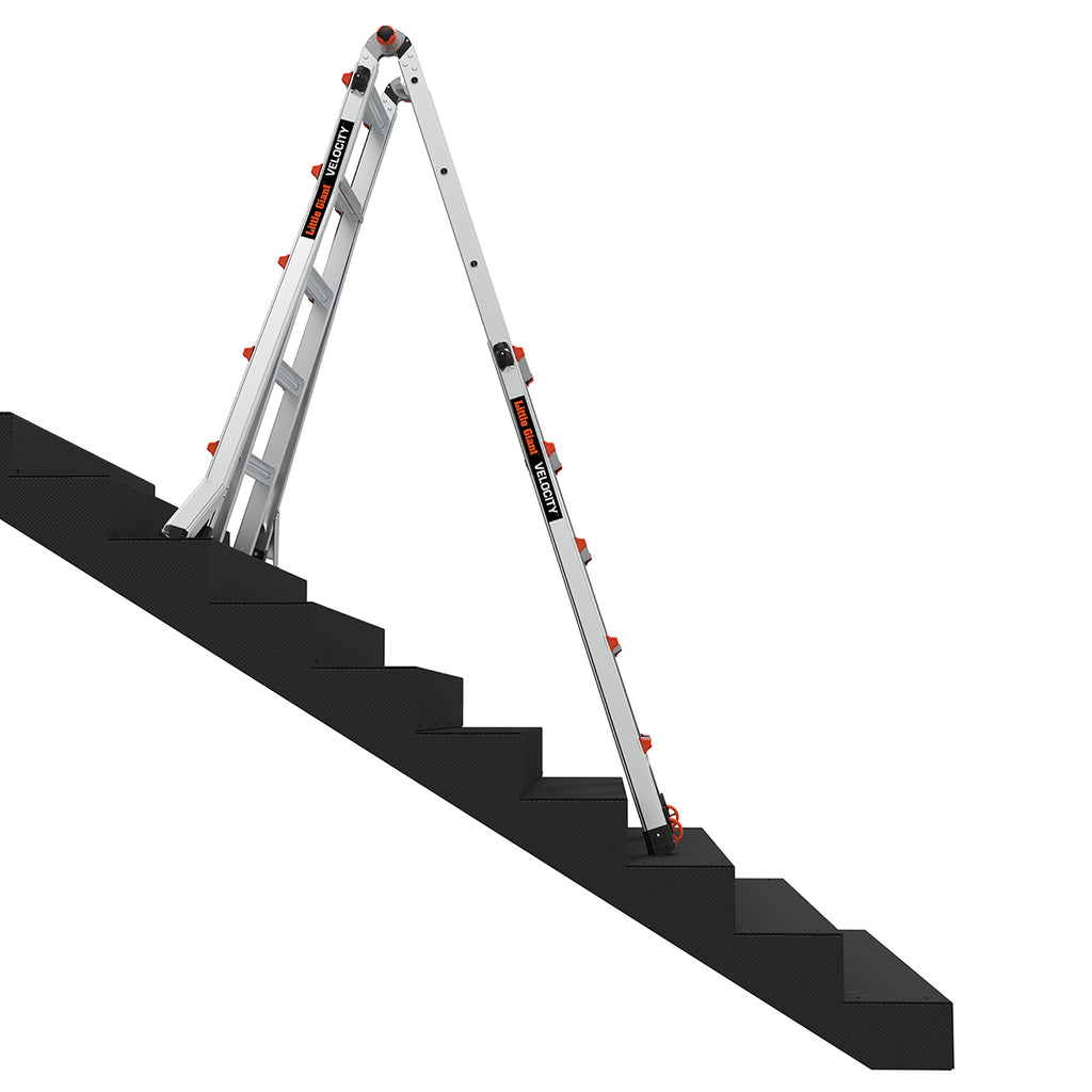 Телескопична алуминиева стълба Little Giant VELOCITY 2.0, поставена на стълбище с усилени крака.