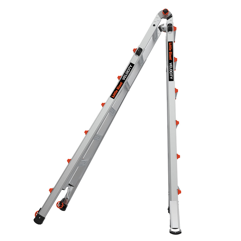 Телескопична алуминиева стълба Little Giant VELOCITY 2.0 в А-образна конфигурация, готова за работа.