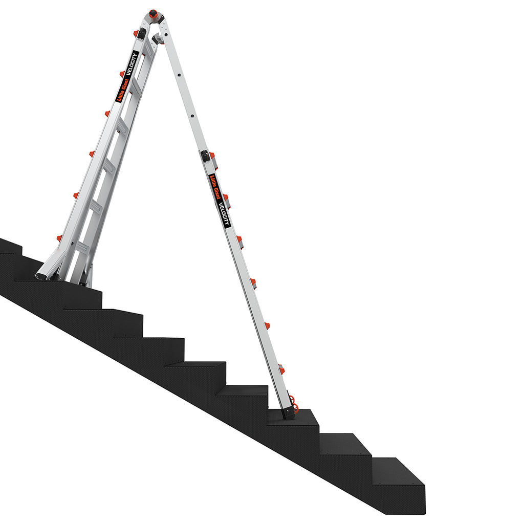 Телескопична алуминиева стълба Little Giant VELOCITY 2.0, поставена на стълби, мултифункционална и безопасна.