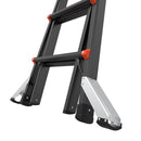 Детайл на телескопичната алуминиева стълба Little Giant Velocity PRO с голяма стабилност и удобни крака.