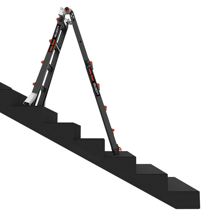 Телескопична алуминиева стълба Little Giant Velocity 2.0 PRO, поставена на стълбище за стабилна работа.