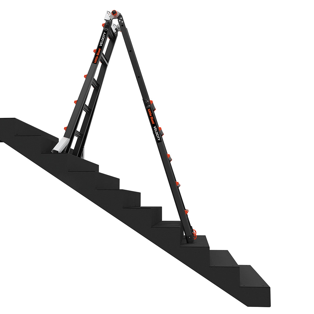 Телескопична алуминиева стълба Little Giant VELOCITY 2.0 PRO, поставена на стълбище с работна платформа AirDeck.