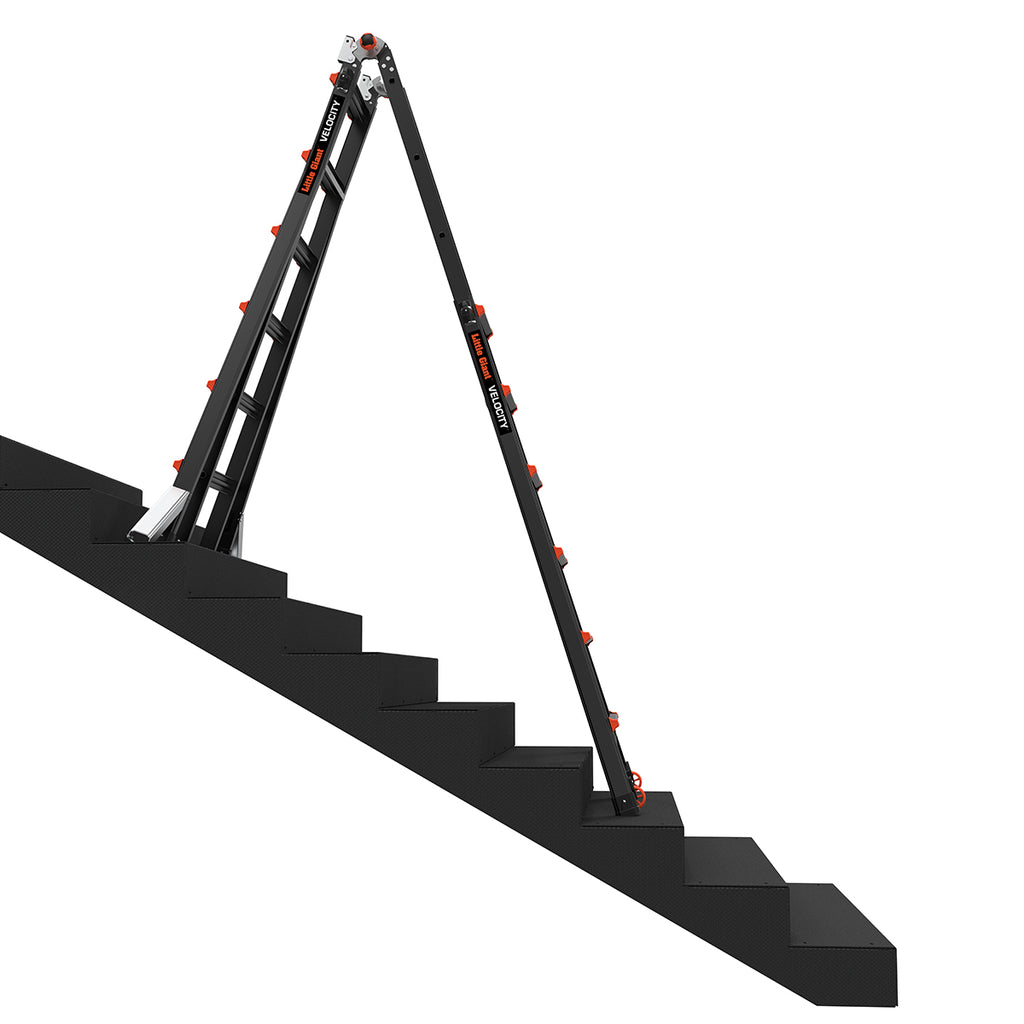 Телескопична алуминиева стълба Little Giant VELOCITY 2.0 PRO, поставена на стълбище.