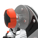 Детайл на механизъм с червен бутон на алуминиева стълба Little Giant Conquest 2.0, показваща стабилност и безопасност.