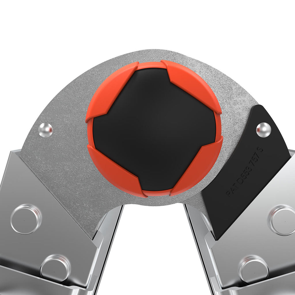 Част от алуминиевата стълба Little Giant Conquest 2.0 с фокус върху стабилизатора и безопасност.