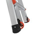 Детайл на телескопична алуминиева стълба Little Giant Conquest 2.0 с стабилизатори за безопасност.