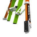 Детайл на крака на телескопична стълба от фибростъкло Conquest 2.0, подходяща за всякакви терени.