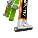 Детайл на основата на телескопична стълба от фибростъкло с индустриални крака за работа на всеки терен.