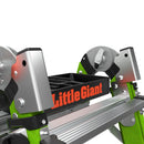 Детайл на телескопична стълба Little Giant с вграден порт Airdeck за безопасна работа.