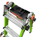 Вградена платформа на телескопична стълба Little Giant® Conquest™ от фибростъкло, проектирана за безопасна работа на височина.